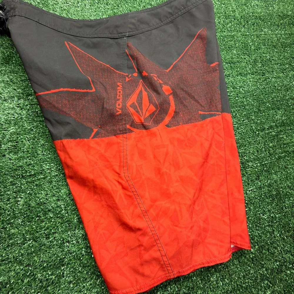 Vintage Y2K surf Volcom Mod-Tech Board Shorts Men 34 Black Red Hawaii Swim Trunk